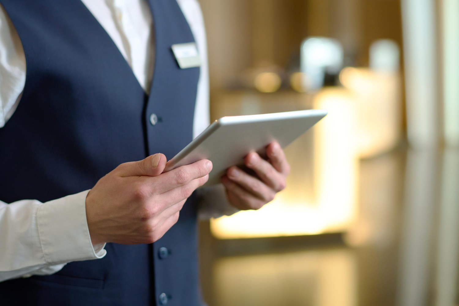 jeune homme travaillant au sein d'un hotel de luxe